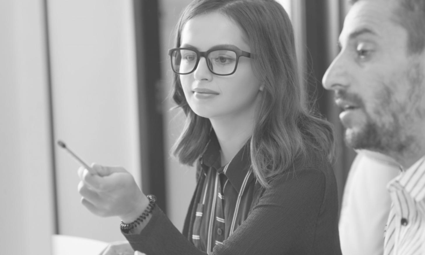 Analyse financière en cours avec graphiques et tableaux de données