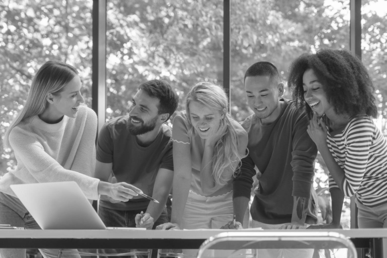 Session de formation finance corporate avec formateur et participants travaillant sur des analyses financières